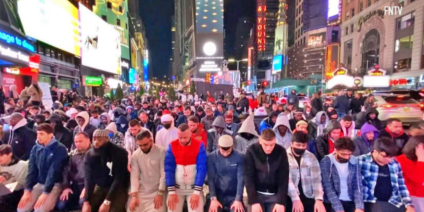 New York'ta yüzlerce Müslüman Times Meydanı'nda namaz kıldı!