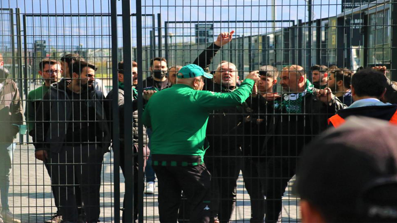 Maç sonu gerginlik! Kocaelispor taraftarları takım otobüsünün etrafını sardı...