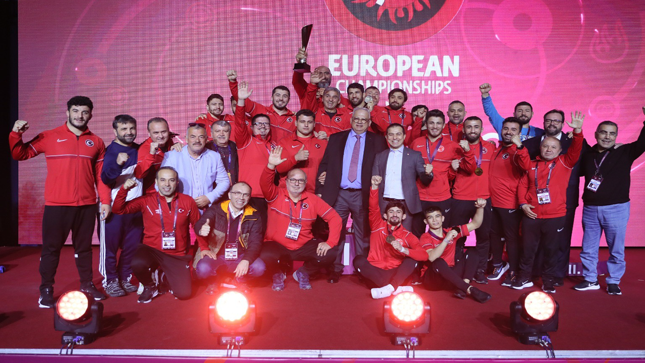 Milli güreşçiler 17 madalya ile Macaristan'da rekor kırdı