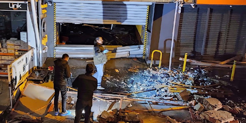 Fatih'te 4 katlı kapalı otoparkta patlama!