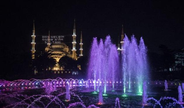 Mahyalar İstanbul'u aydınlattı...