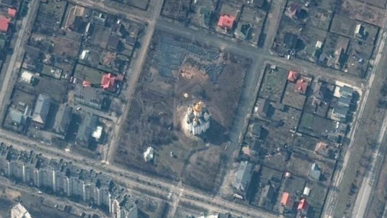 Buça'daki katliam dünyayı derinden sarstı: Kilise bahçesindeki toplu mezar uzaydan görüntülendi