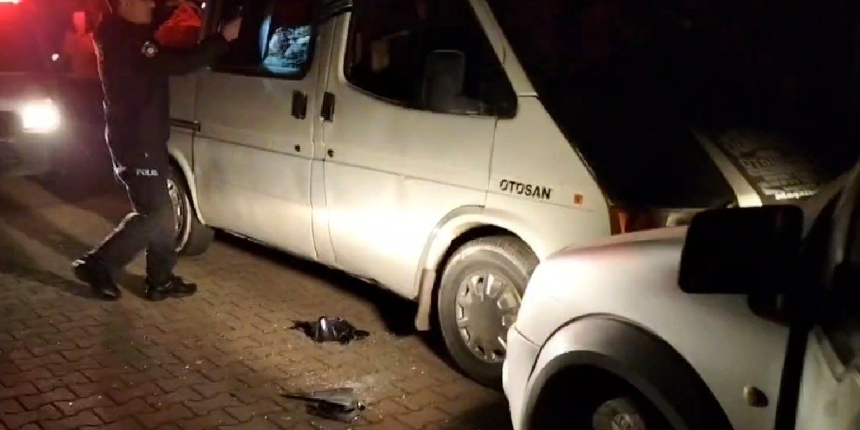 "Dur" ihtarına uymayan minibüs, polis otosuna çarparak durduruldu