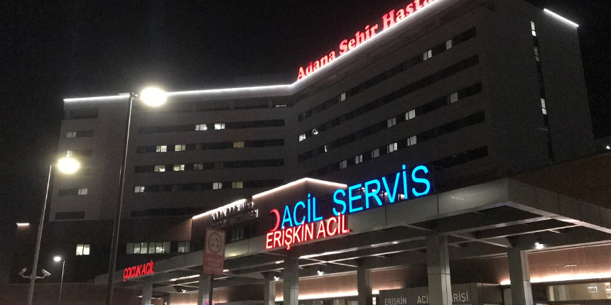 Adana'da inanılmaz olay: Silah sesi üzerine pencereden bakan kadın gözünden yaralandı!