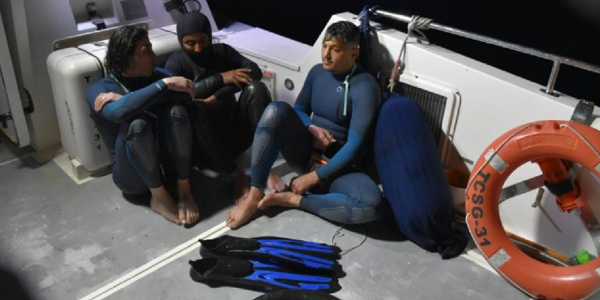 15 mili yüzerek geçmeye çalışan 3 göçmen, deniz ortasında yakalandı