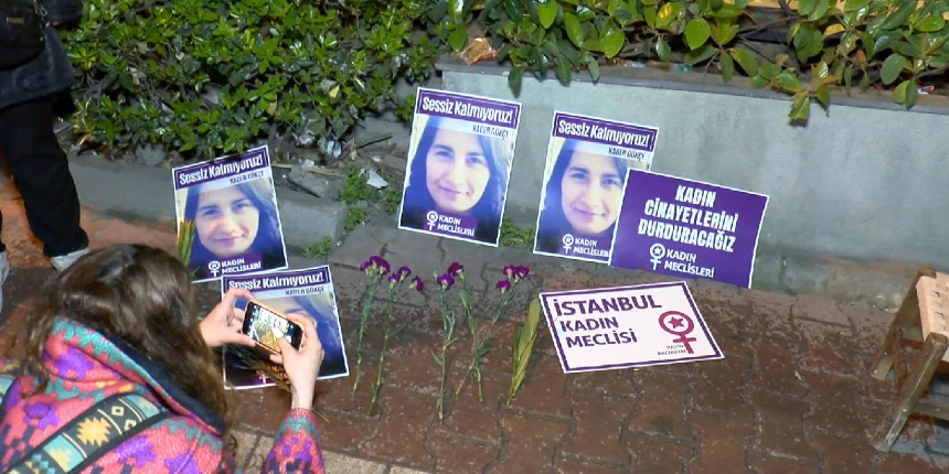 Esenyurt'ta katledilen Kader Gökçe için kadınlar karanfil bıraktı