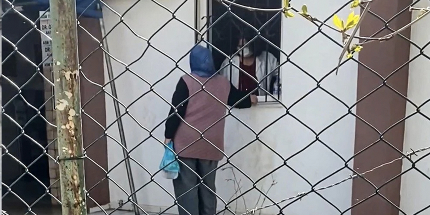 Aile sağlığı merkezinde hastalar pencerede muayene ediliyor