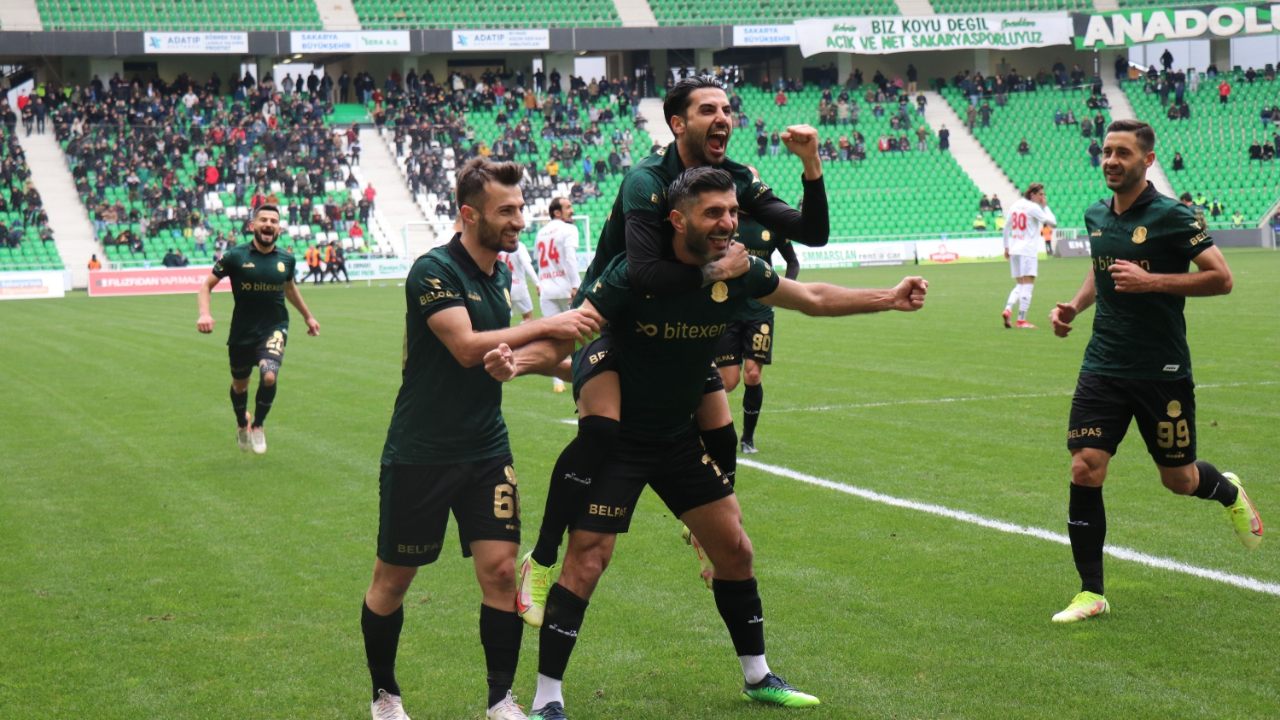 Şampiyonluk yolundaki Sakaryaspor’un altın ayakları Ozan Sol ve Tahir Babaoğlu