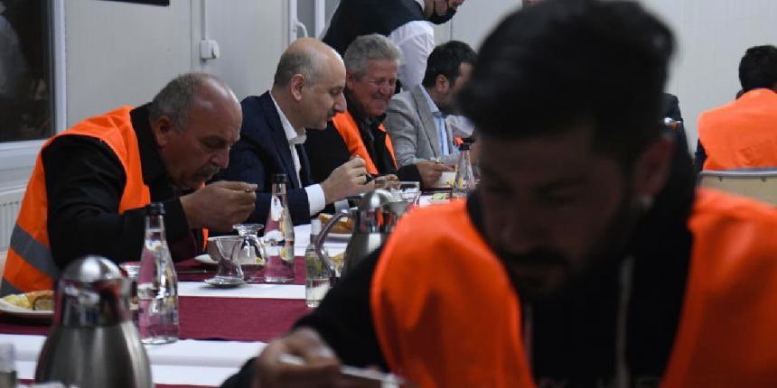 Bakan Karaismailoğlu, Ankara-Kahramankazan yolu şantiyesinde işçilerle sahur yaptı