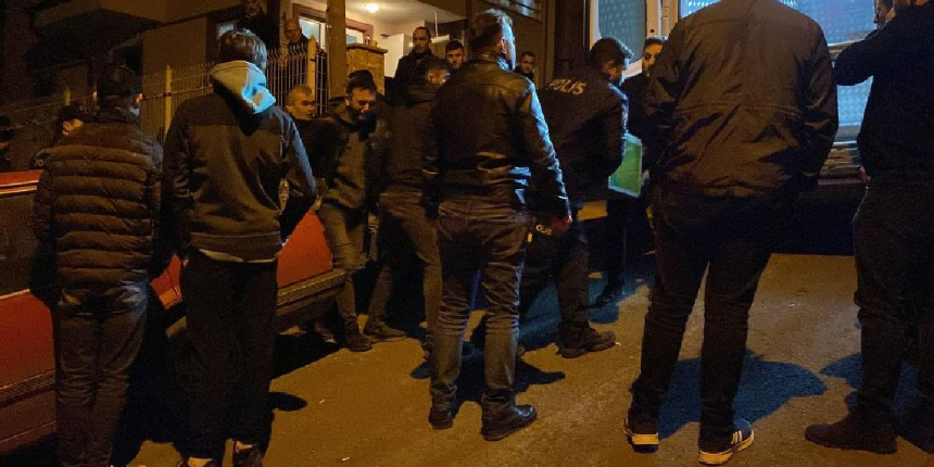 3 kişinin öldüğü olayda acı detay: Ailesi öldürülürken balkonda kurtarılmayı beklemiş!