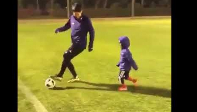Borussia Dortmund'un Japon yıldızı Kagawa küçük çocuğu ağlattı!