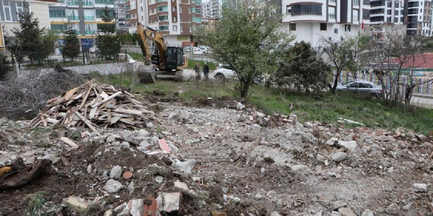 Karadeniz fıkrası gibi olay: Adresi karıştırdı, yanlış binayı yıktı