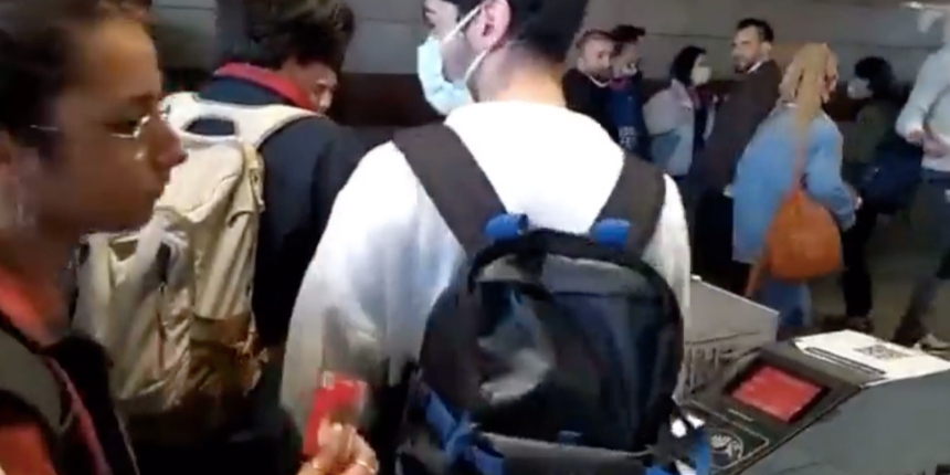 Öğrencilerden İBB'ye ulaşıma zam protestosu: Yetersiz bakiye olan kartlarını peş peşe bastılar...