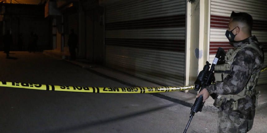 Adana’da canlı bomba paniği! Üzerinde bomba düzeneği bulunan kişiyi bekçiler yakaladı