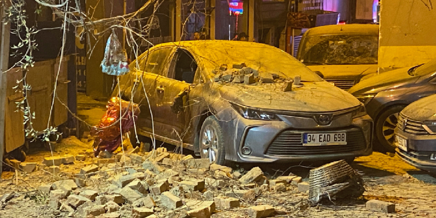 Tarihi binanın çatısı yoldan geçen otomobilin üzerine düştü