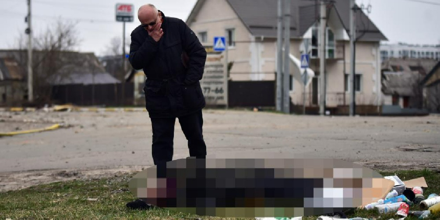 Bucha'da kayıp olan babasının cansız bedenini yol kenarında buldu!