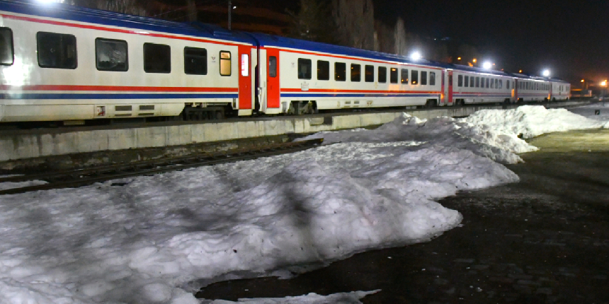 Kars'ta eriyen kar suları heyelana neden oldu! Tren seferleri aksadı, karayolları kapandı