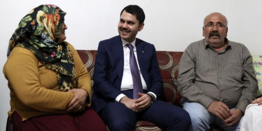 Bakan Kurum'dan duygulandıran destek: Ziyarette bulunduğu Aydın ailesinin kalan ev taksitlerini üstlendi!