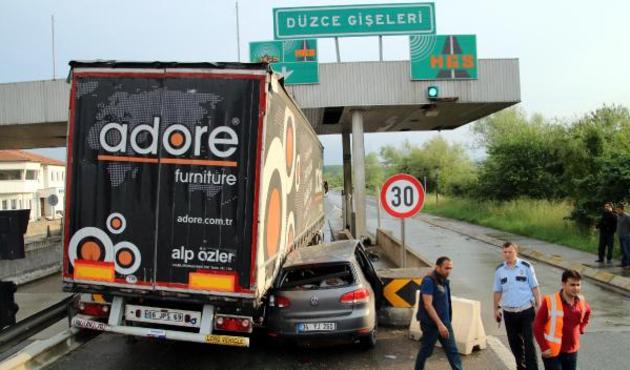 Gişeye aynı anda girince kaza kaçınılmaz oldu...