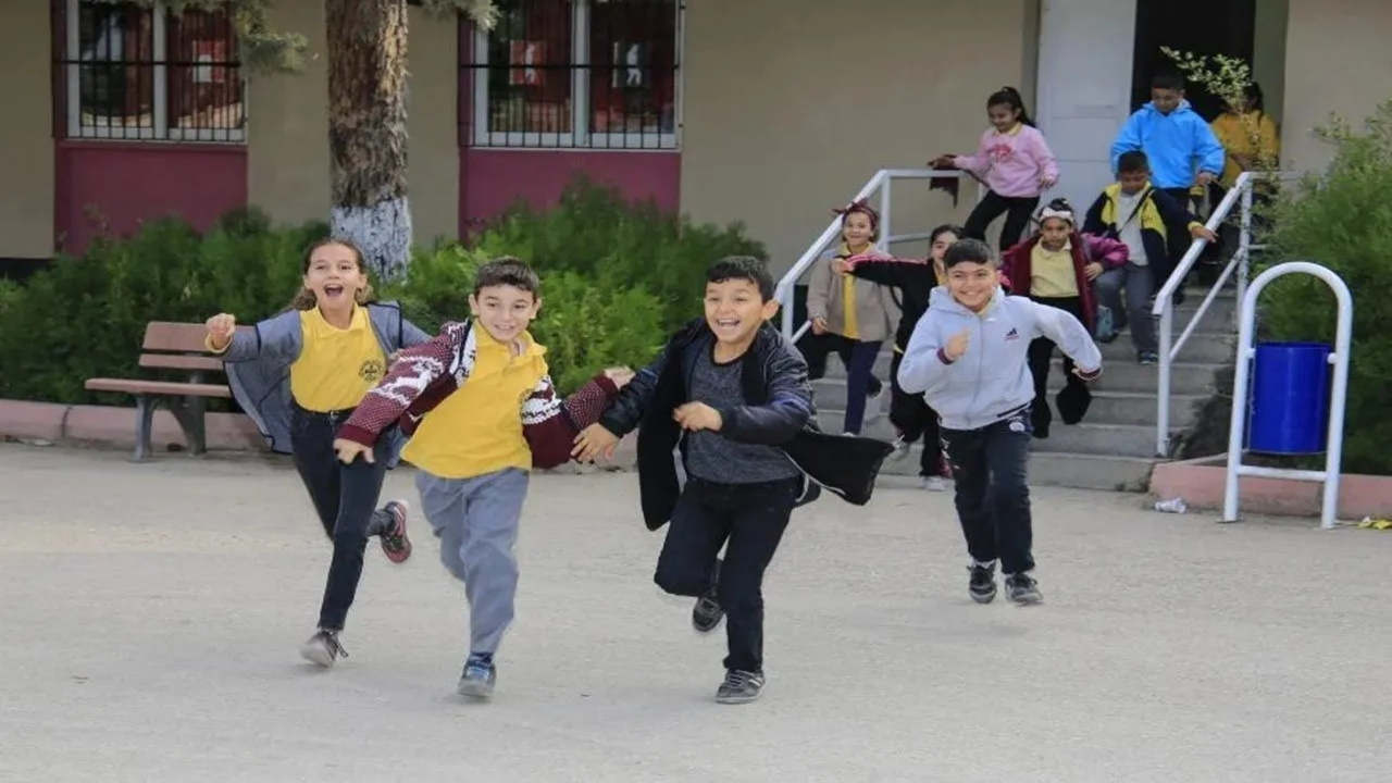 İkinci ara tatil başlıyor: Öğrenciler son derslerine bugün girecek!