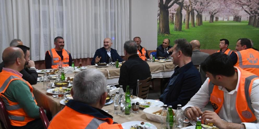 Bakan Karaismailoğlu, Bolu Dağı'nda Karayolları işçileriyle sahur yaptı