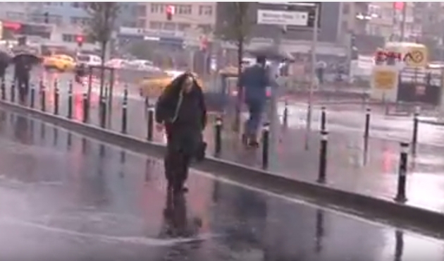 İstanbul sabaha yağmurla uyandı! / VİDEO