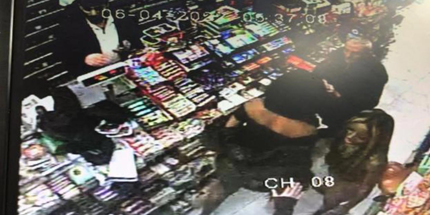 Kapkaça uğrayan kadınlar marketi birbirine kattı: O anlar kamerada