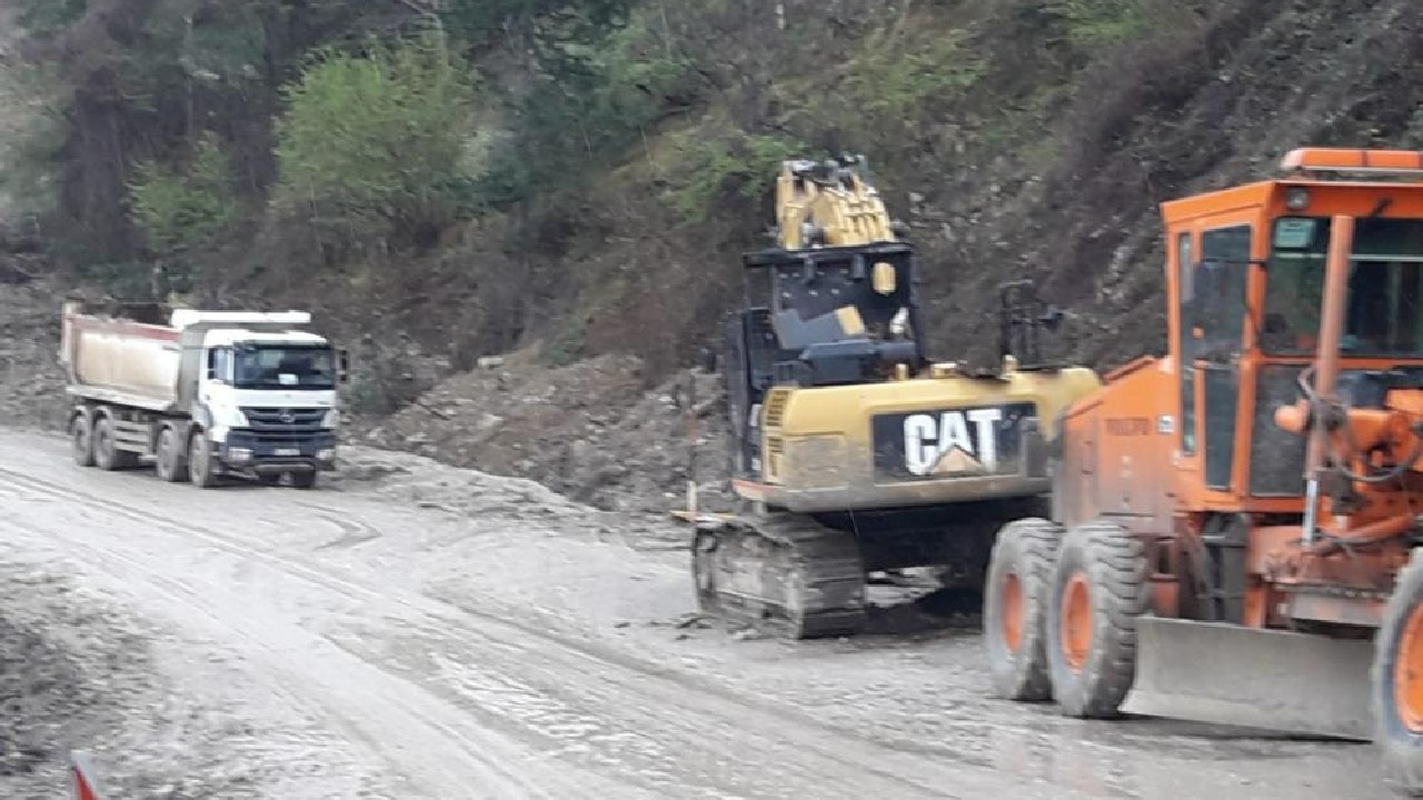 Heyelanın kapattığı yol, 7 gündür ulaşıma açılamadı!
