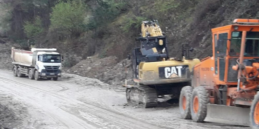 Heyelanın kapattığı yol, 7 gündür ulaşıma açılamadı!