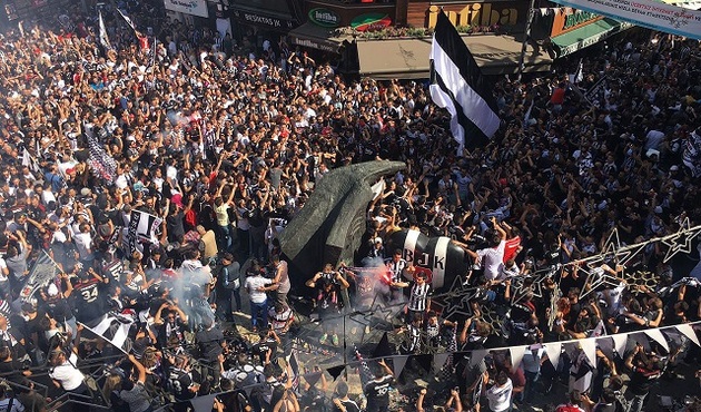 Beşiktaş taraftarı Çarşı'da coştu / VİDEO