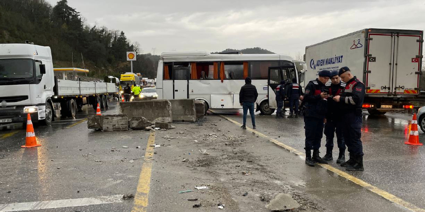 Kontrolden çıkan işçi servisi refüje çarptı!