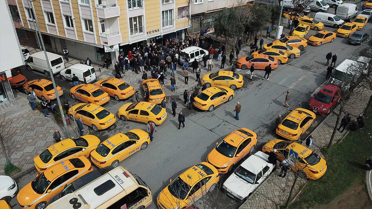 İstanbul'da taksimetre kuyruğu: Saatlerce beklediler