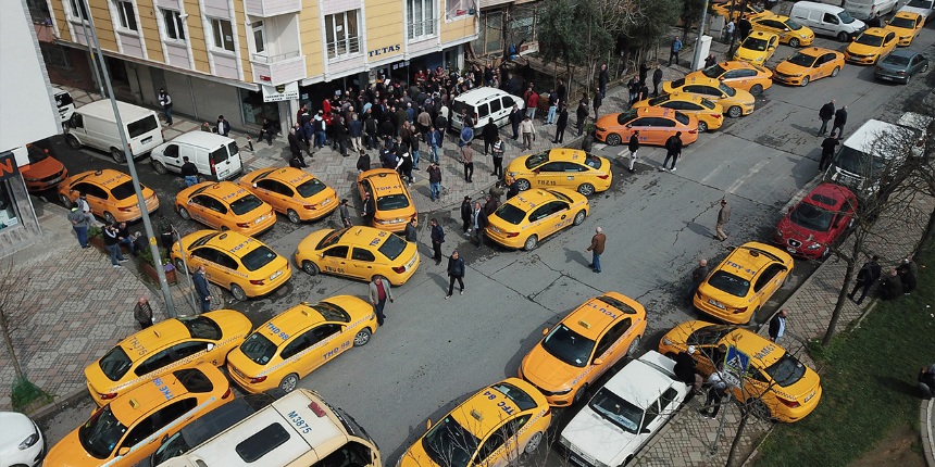 İstanbul'da taksimetre kuyruğu: Saatlerce beklediler