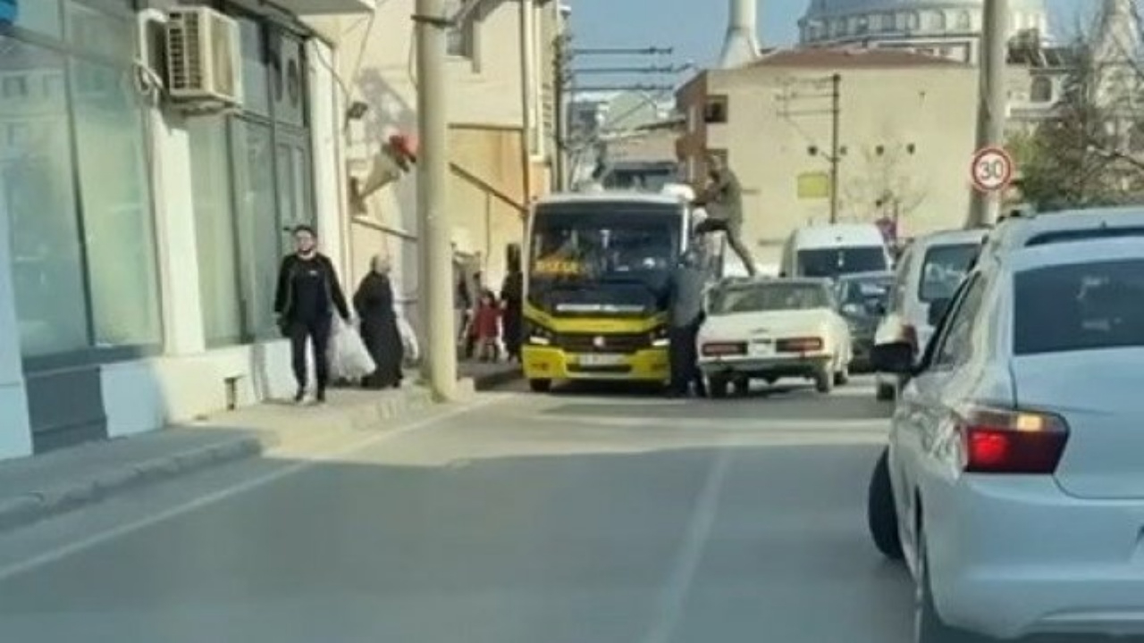 Bursa'da inanılmaz kavga! Otomobilin üzerine çıkıp minibüs sürücüsüne tekme attı