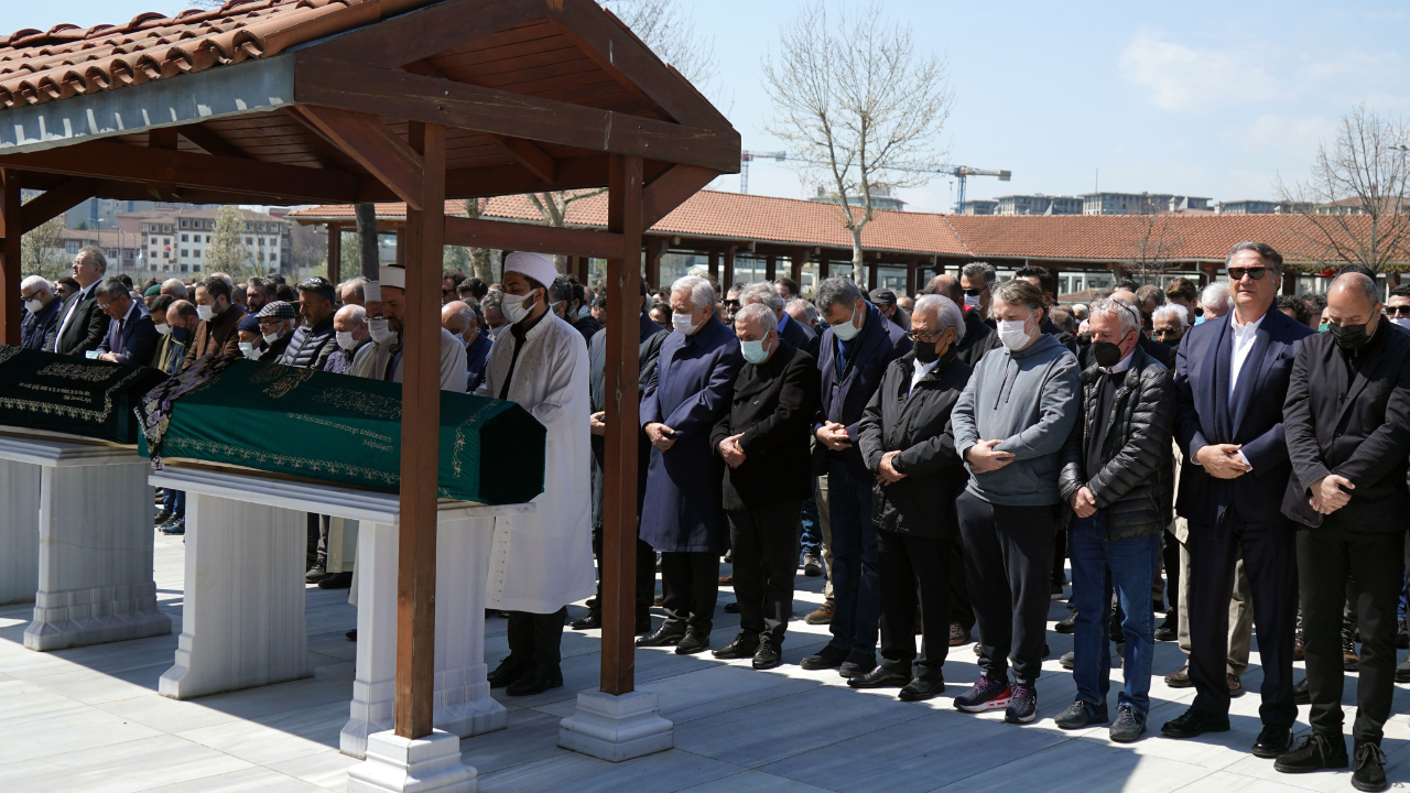 Ahmet Ürkmezgil'in bu sabah vefat eden eşi Füsun Ürkmezgil son yolculuğuna uğurlandı