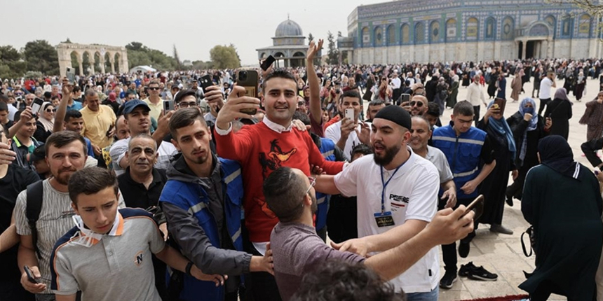 CZN Burak'a Filistin'de büyük ilgi: Sevgi gösterileriyle karşılandı