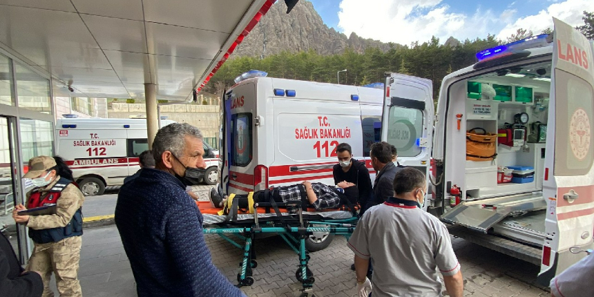 Giresun’da öğrenci servisi devrildi: Yaralılar var!