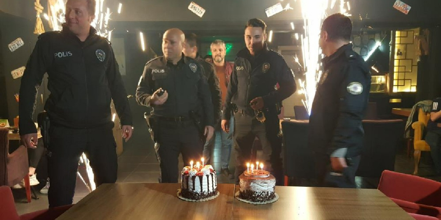 "Bıçaklı kavga var" diye çağrılan polislere pasta sürprizi!