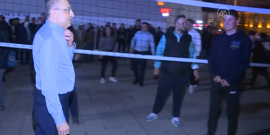 Cumhurbaşkanı Yardımcısı Oktay Yozgat'ta gençlerle voleybol oynadı
