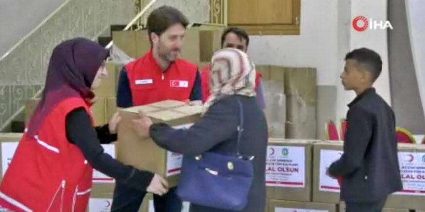 Türk Kızılayı, Batı Şeria'daki yoksul ailelerin yüzünü güldürdü!
