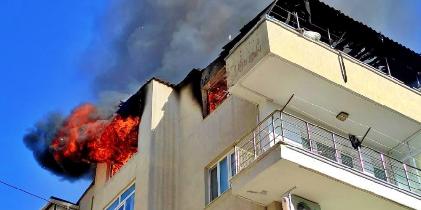 Alevlerin yuttuğu çatı katında peş peşe patlamalar yaşandı!
