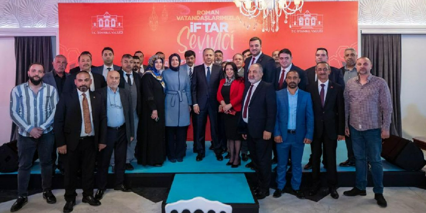 Romanlar, iftar yemeğinde bir araya geldi!