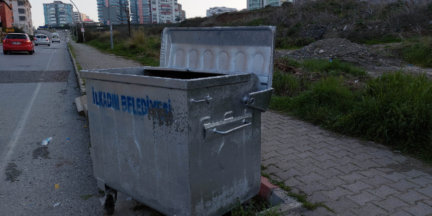 Silahlı saldırıda yaralandı, çöp konteynerinin arkasına sığındı