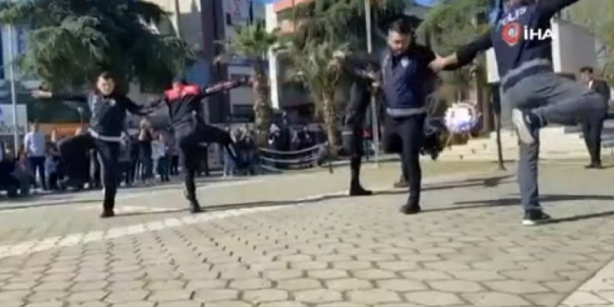 Türk Polis Teşkilatı'nın 177. yılında polislerden zeybek şovu