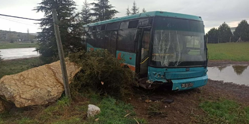 Yağmurda kontrolden çıkan halk otobüsü ağaçlara çarptı: Yaralılar var