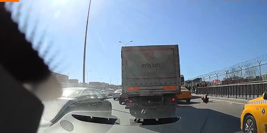 İstanbul'da inanılmaz görüntüler, dikkatsiz taksi şoförü yolcuyu düşürdü