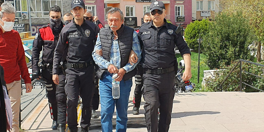 Oğlunu satırla keserek öldürmüştü! Tutuklandı!