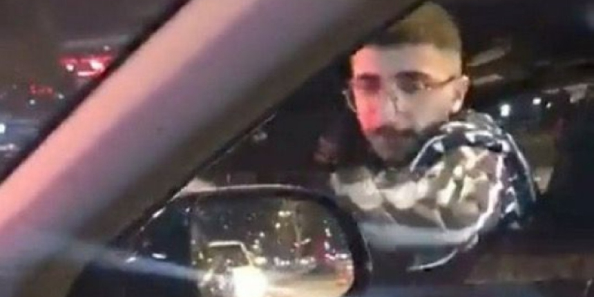Trafik magandası, bebekli arabanın aynasını böyle kırdı!