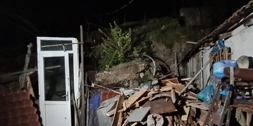 Yağışlar nedeniyle istinat duvarı çöktü: 1 ev tahliye edildi