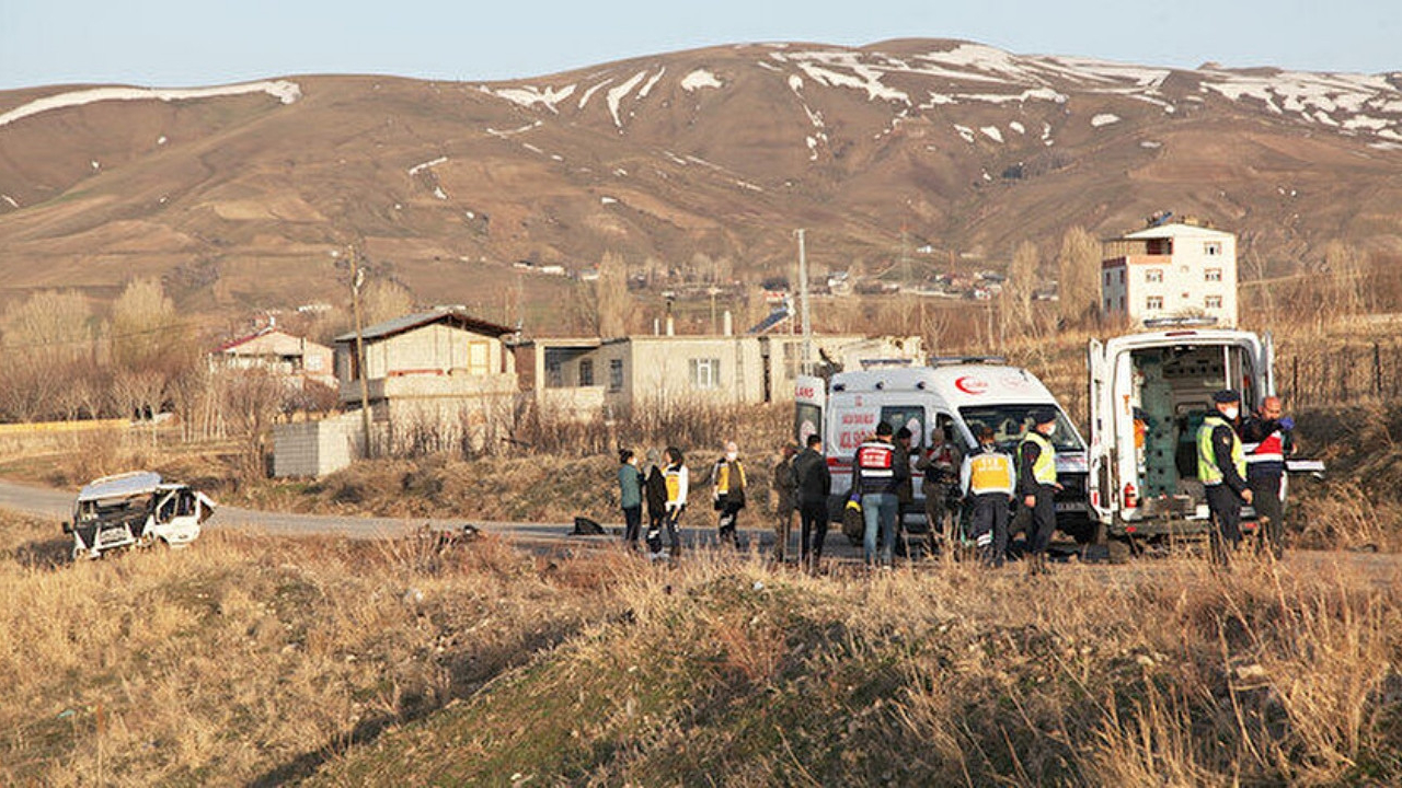 Bitlis'te düzensiz göçmenleri taşıyan minibüs takla attı: 4 ölü, 25 yaralı var!